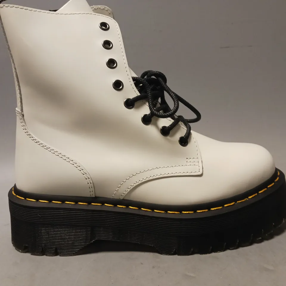 BOXED PAIR OF DR MARTENS ANKLE BOOTS IN WHITE UK SIZE 6