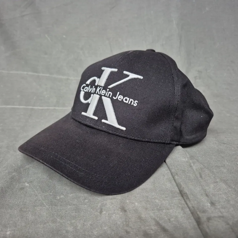 CALVIN KLEIN JEANS CAP IN BLACK