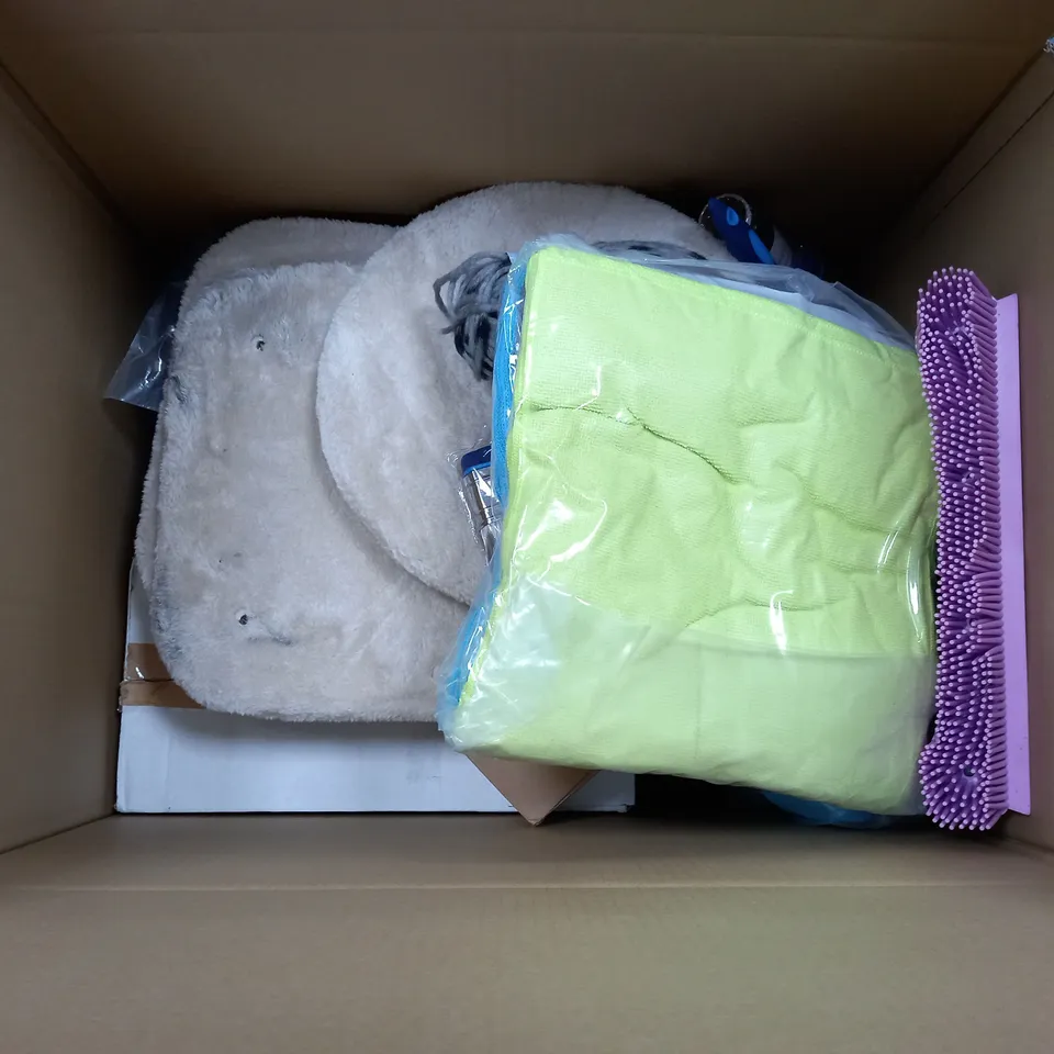 APPROXIMATELY 10 ASSORTED HOUSEHOLD ITEMS TO INCLUDE RUGS, MYVEGAN SHAKER BOTTLE, QUILT, ETC