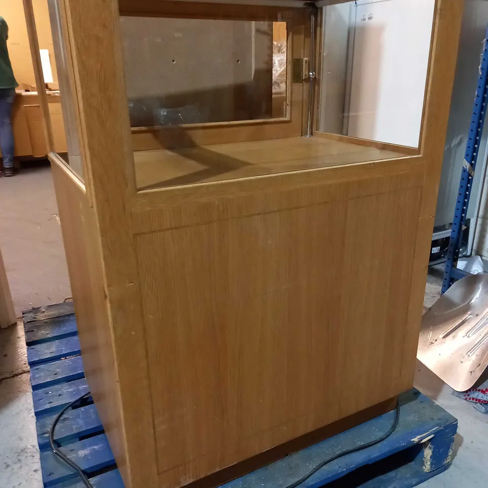 GLASS DISPLAY CABINET 