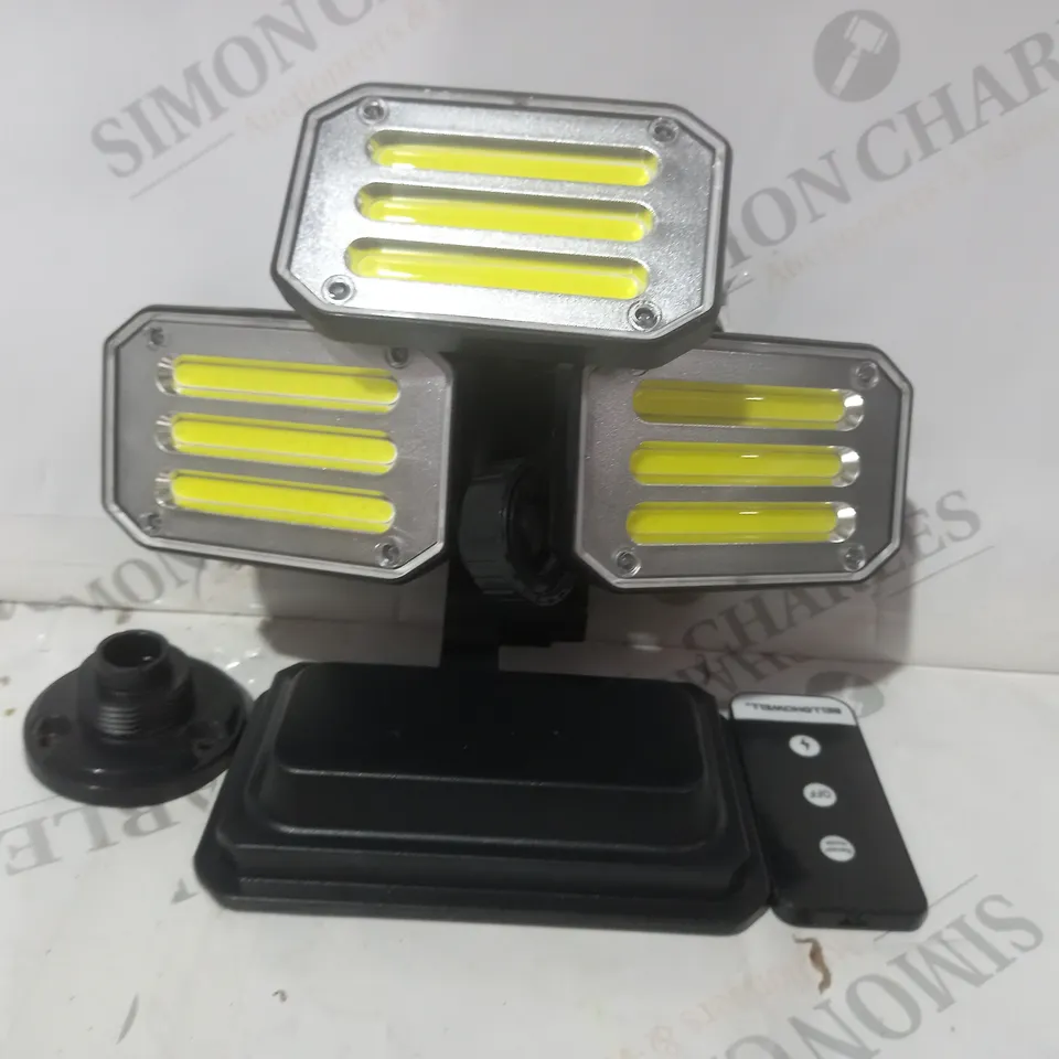 BOXED BELL & HOWELL 300 LUMENS BIONIC FLOODLIGHT