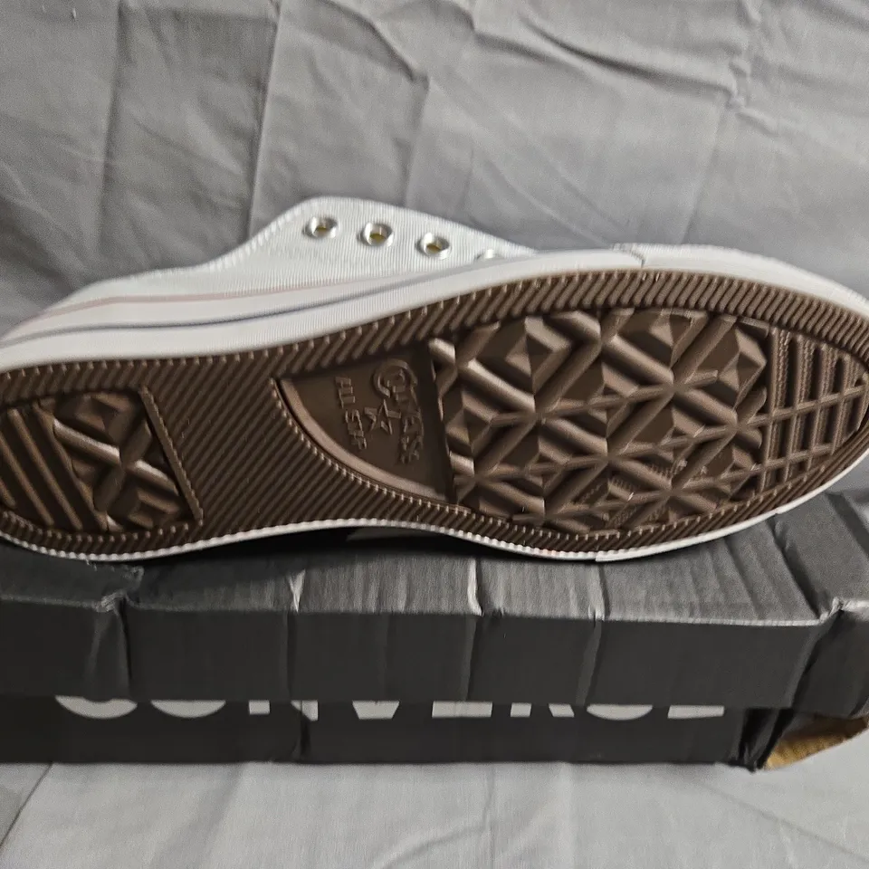 BOXED PAIR OF CONVERSE PLATFORM CONVERSE SHOES - UK SIZE 7.5