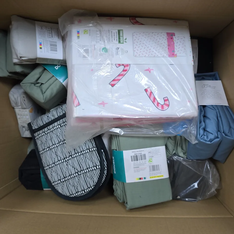 APPROXIMATELY 20 ASSORTED HOMEWARE ITEMS TO INCLUDE CHRISTMAS UNICORN DUVET SET, YORK 16 PIECE CUTLERY SET, OVEN GLOVES, ETC - COLLECTION ONLY