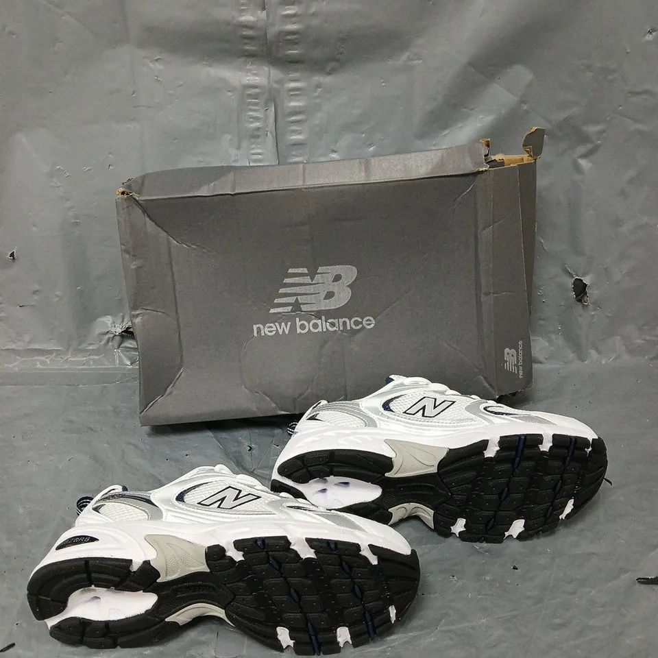 BOXED PAIR OF NEW BALANCE 530 RUNNING WHITE/NAVY UK 3.5 