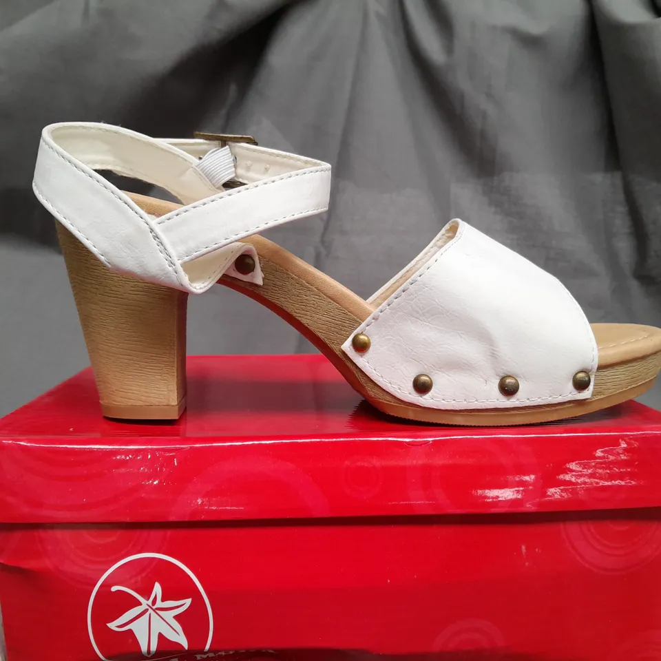 BOX OF APPROX 10 NATURAL MODA OPEN TOE HEELS IN BLANCO WITH VARIOUS SIZE