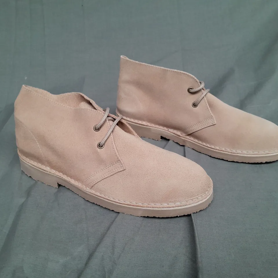 BOXED PAIR OF ROAMERS 2 EYE DESERT BOOT SIZE 9 