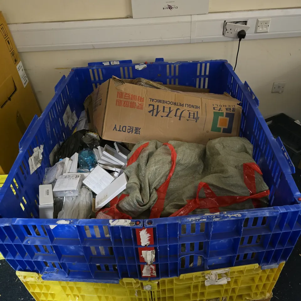 PALLET OF ASSORTED ITEMS INCLUDING OSRAM LIGHTBULBS , 3D PAPER PUZZLE AND NOVELTY PICTURES 