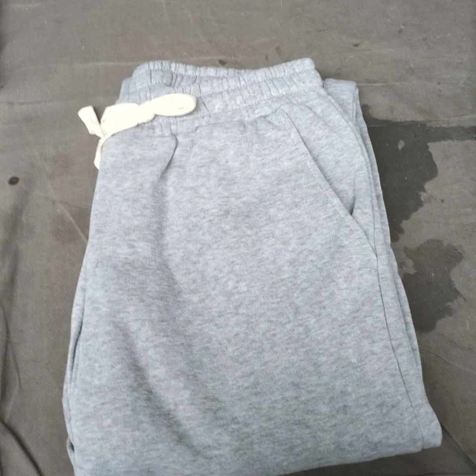 BOX OF APPROXIMATELY 25 ASSORTED CLOTHING ITEMS TO INCLUDE:  HOODIE AND JOGGERS