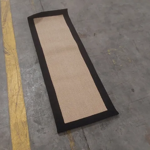 QUALITY DESIGNER RUG - APPROXIMATELY 120 x 40cm