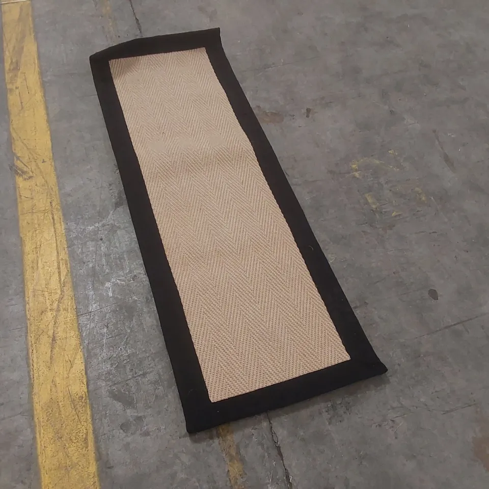 QUALITY DESIGNER RUG - APPROXIMATELY 120 x 40cm