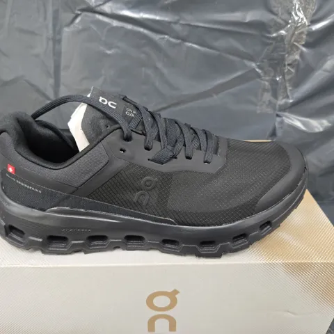 BOXED PAIR OF ON CLOUDVISTA 2 TRAINERS IN BLACK - UK 6.5