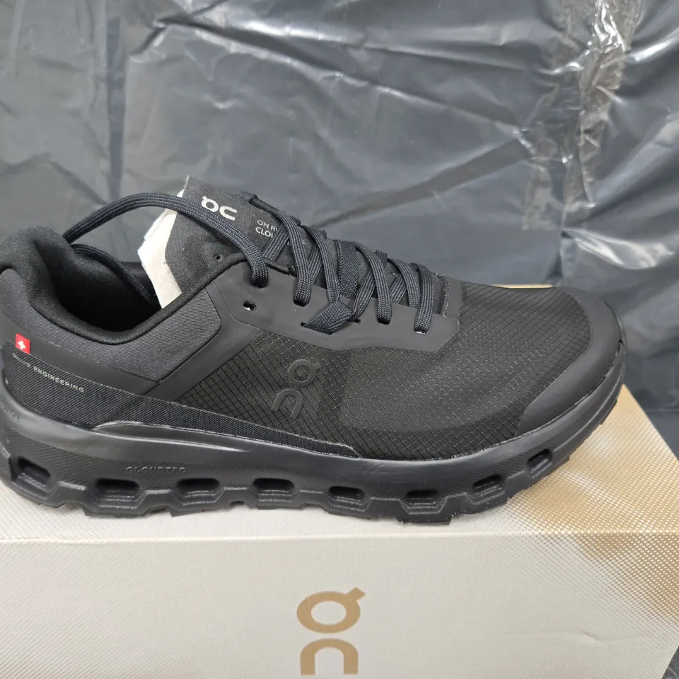 BOXED PAIR OF ON CLOUDVISTA 2 TRAINERS IN BLACK - UK 6.5