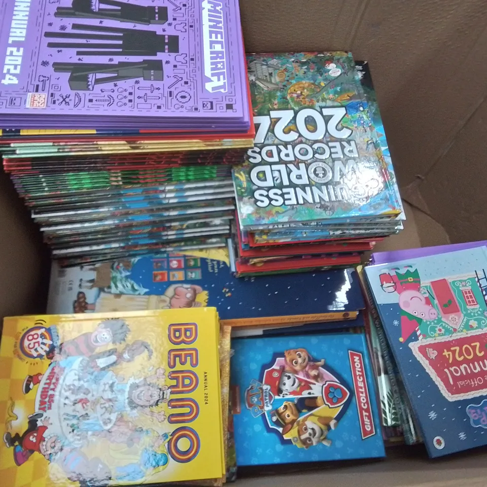 LARGE QUANTITY OF ASSORTED BOOKS AND 2024 ANNUALS TO INCLUDE GUINESS RECORDS,MINECRAFT, BEANO,PEPPER PIG AND PAW PATROL