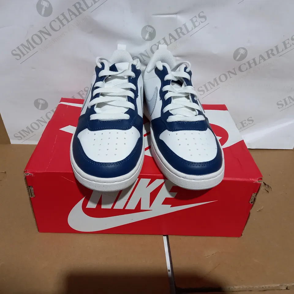 BOXED PAIR OF NIKE COURT BOROUGH LOW 2 TRAINERS SIZE 5 