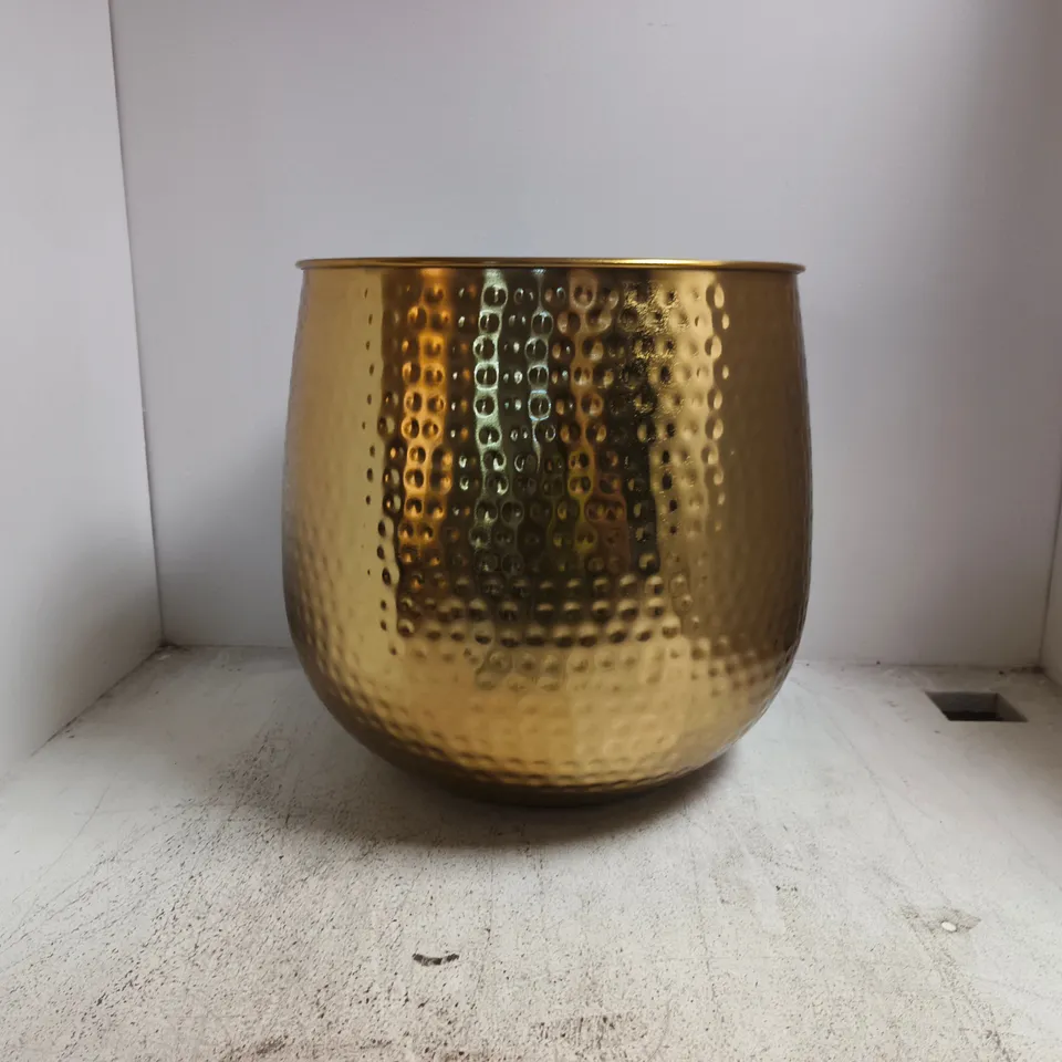 MELODY MAISON HAMMERED METAL PLANTER LARGE – GOLD