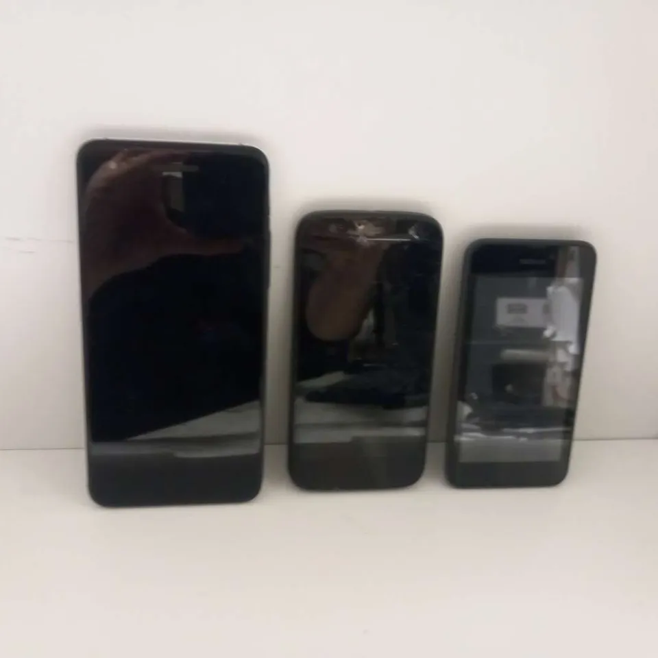 THREE ASSORTEDMOBILE PHONES TO INCLUDE;VODAFONE VFD710, NOKIA AND MOTOROLA