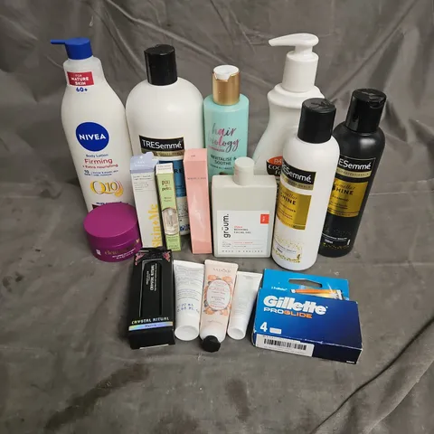 APPROXIMATELY 20 ASSORTED HEALTH & BEAUTY PRODUCTS TO INCLUDE - PIXI BROW TAMER - GILLETTE PROGLIDE BLADES - TRESEMME CONDITIONER - ETC