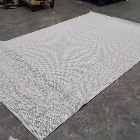 QUALITY DESIGNER AREA RUG - APPROXIMATELY 290X190CM