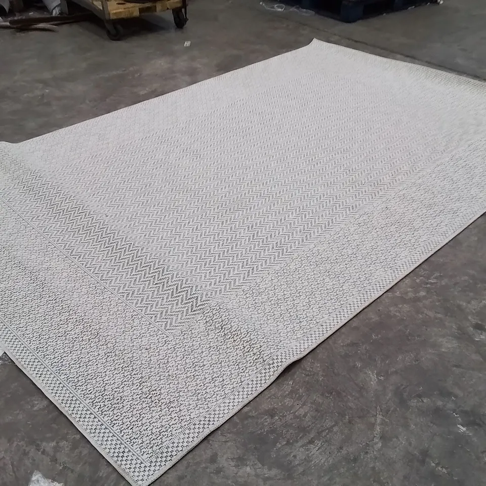 QUALITY DESIGNER AREA RUG - APPROXIMATELY 290X190CM