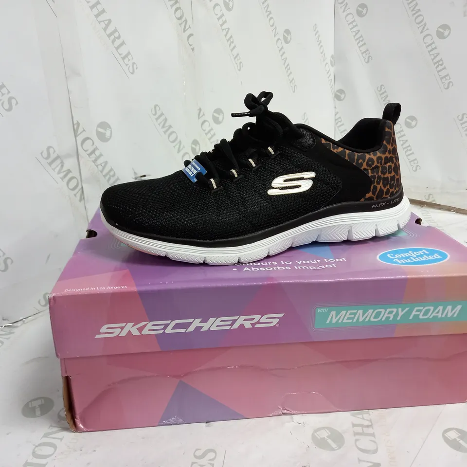 BOXED PAIR OF SKECHERS FLEX-LITE TRAINERS - BLACK // SIZE: 6 UK