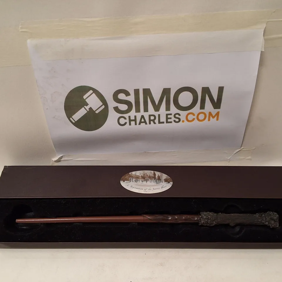 HARRY POTTER WAND PROP – BOXED REPLICA IN PRESENTATION BOX