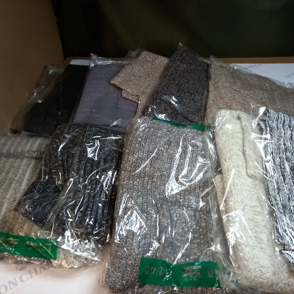 APPROX. 10 CLOTHING ITEMS IN VARIOUS COLOURS AND SIZES