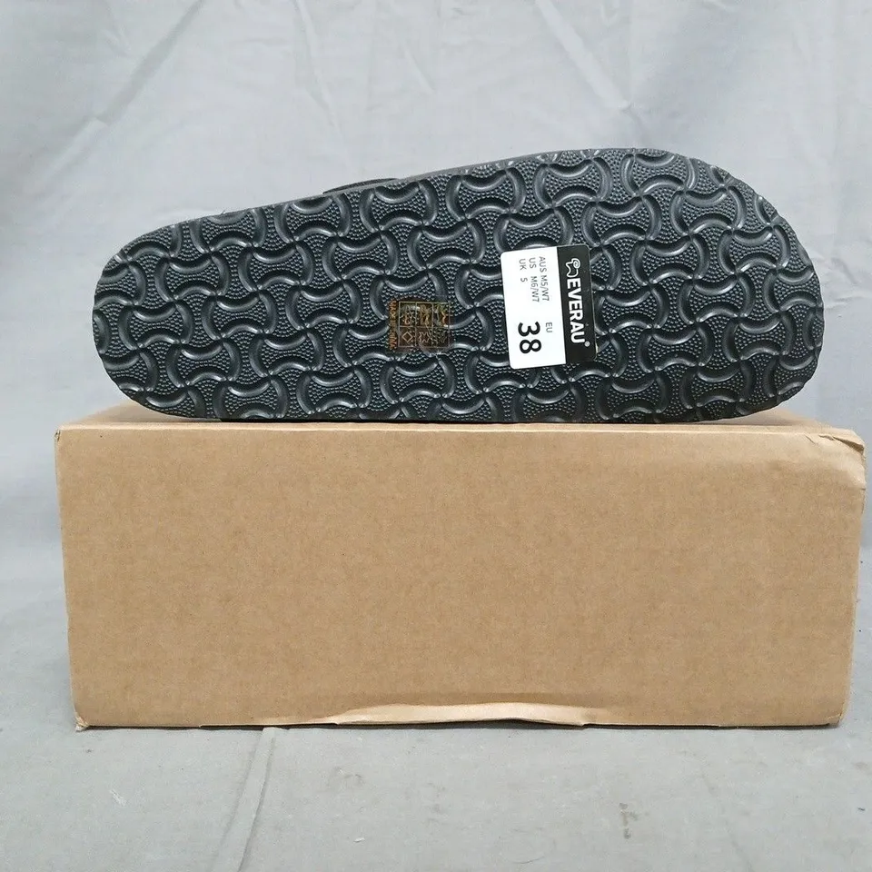 BOXED PAIR OF EVERAU SHOES IN BROWN OILED LEATHER SIZE EU 38