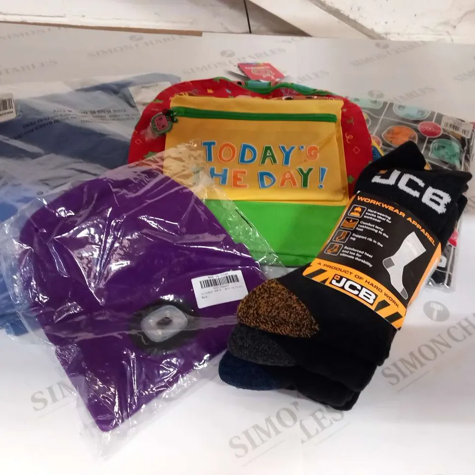 APPORXIMATELY 20 ITEMS OF ASSORTED CLOTHING AND ACCESSORIES TO INCLUDE;