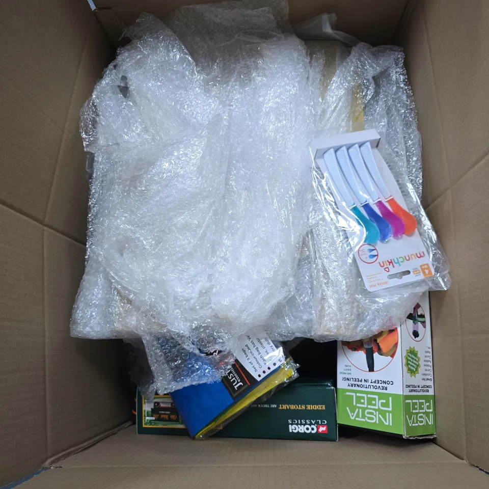 BOX OF APPROXIMATELY 20 ASSORTED HOUSEHOLD ITEMS INCLUDING MUNCHKIN SAFETY SPOONS , INSTA PEEL AND RECYCLE CARRY BAGS