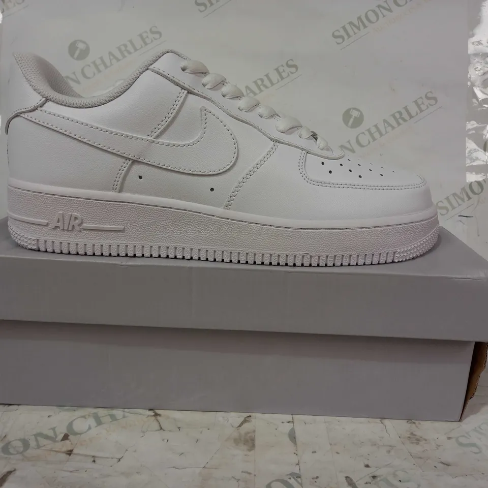 BOXED PAIR OF NIKE AIR FORCE 1 '07 SHOE SIN WHITE UK SIZE 9