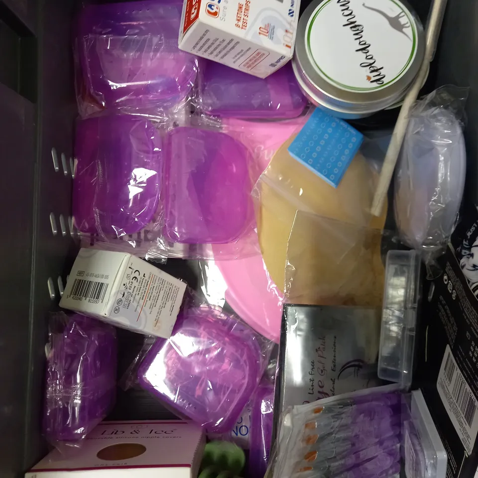 BOX OF APPROXIMATELY 20 ASSORTED HEALTH AND BEAUTY PRODUCTS TO INCLUDE HARRY'S RAZORS, HOT HANDS HAND WARMERS, MANICURE SET ETC 