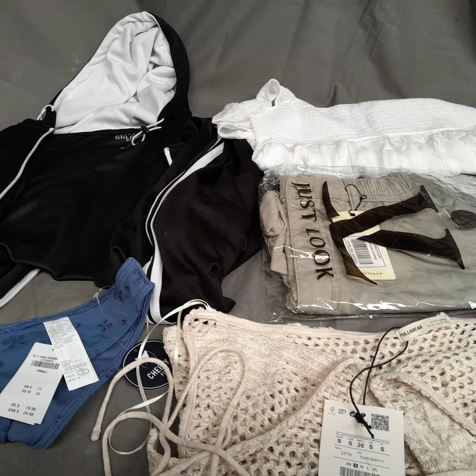 BOX OF APPROXIMATELY 25 ASSORTED CLOTHING ITEMS TO INCLUDE - JACKET , SHORTS , TOP ETC