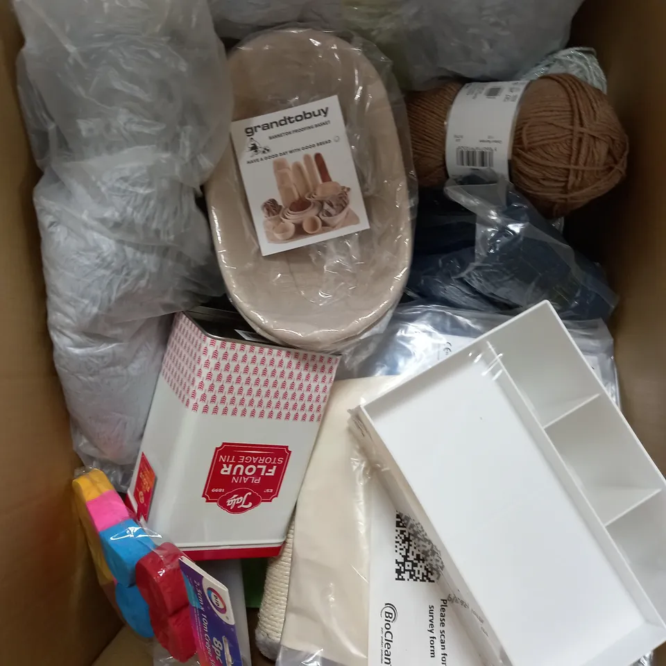 BOX OF APPROXIMATELY 15 ASSORTED ITEMS TO INCLUDE FLOUR STORAGE TIN, BREAK PROOFING BASKET, PROTEIN SHAKE CUP ETC