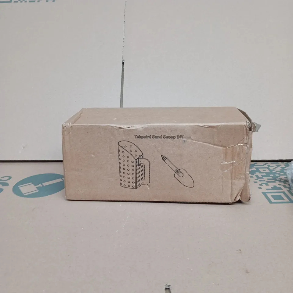 BOX OF APPROXIMATELY 20 ASSORTED GOODS INCLUDING ULTRASONIC CUSHION COVERS, TEKPOINT SAND SCOOP DIY AND PAINT SET