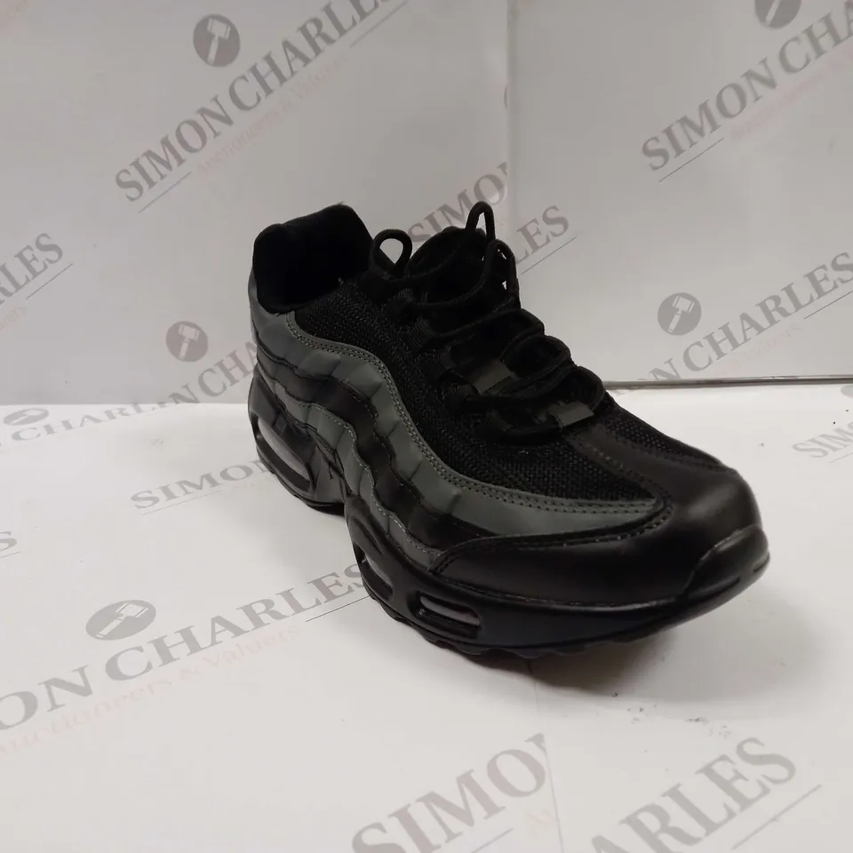 PAIR OF NIKE AIR MAX TRAINERS UK SIZE 8