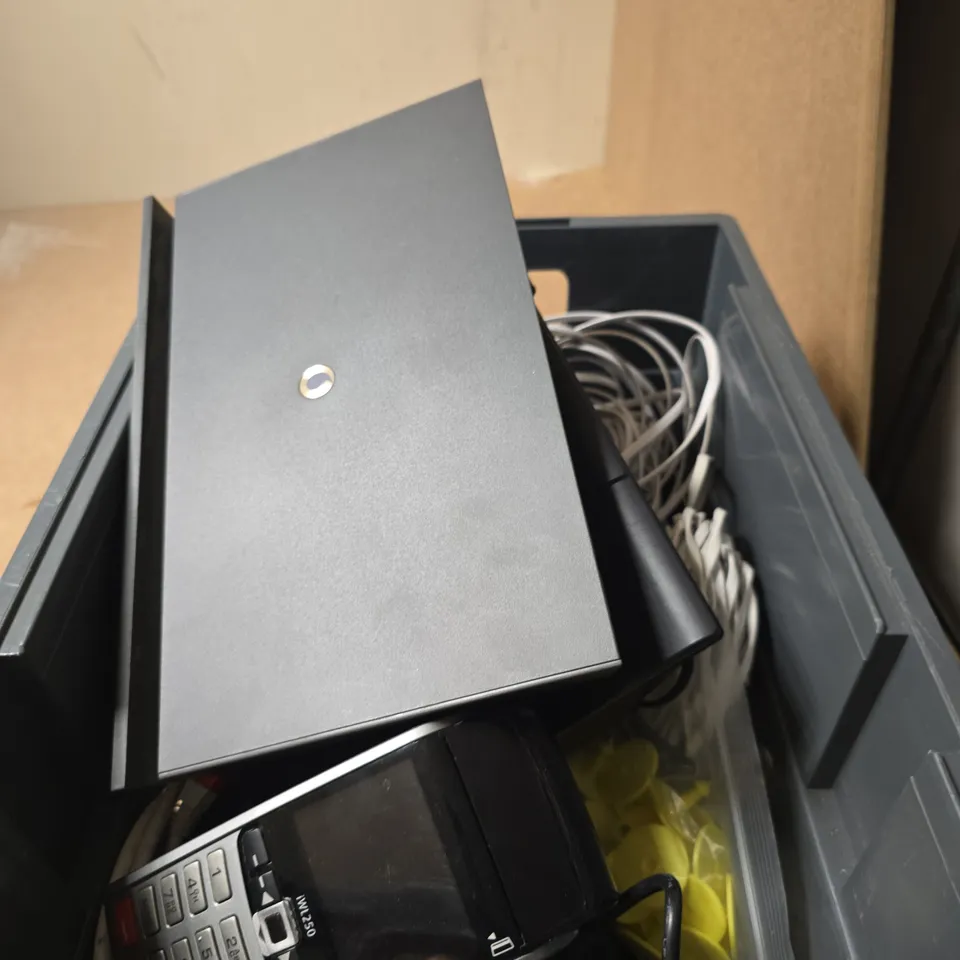 APPROXIMATELY 7 ASSORTED ELECTRICAL ITEMS INCLUDING CARD PAYMENT MACHINE AND VODAPHONE ROUTER 
