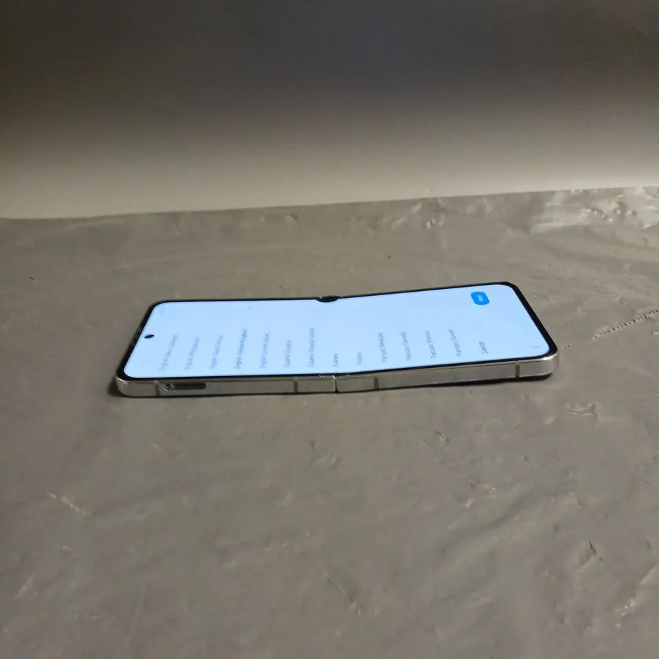SAMSUNG GALAXY Z FLIP5 SM-F731B SMARTPHONE IN MINT