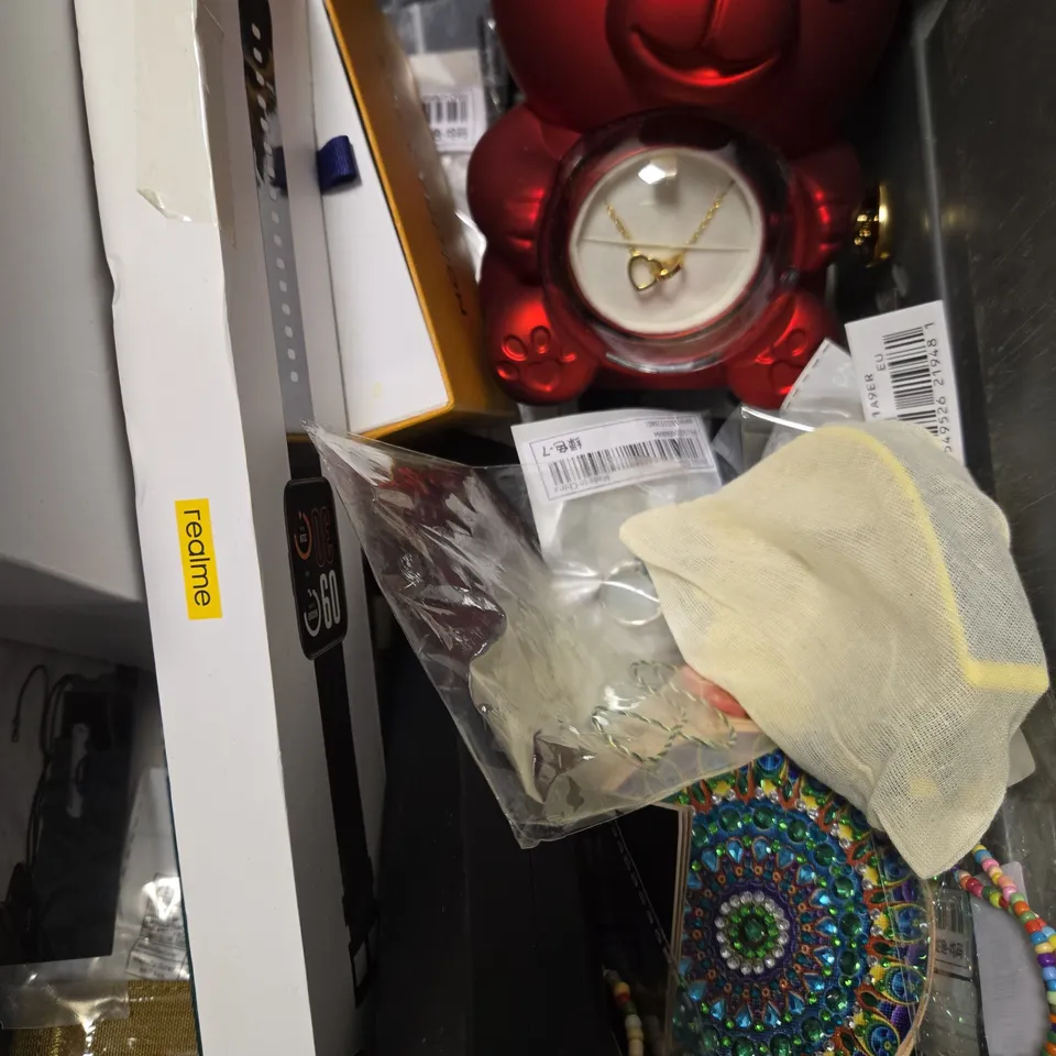 APPROX 12 ASSORTED JEWELLERY ITEMS TO INCLUDE EARRINGS, BANGLES, CUFFLINKS, ETC 
