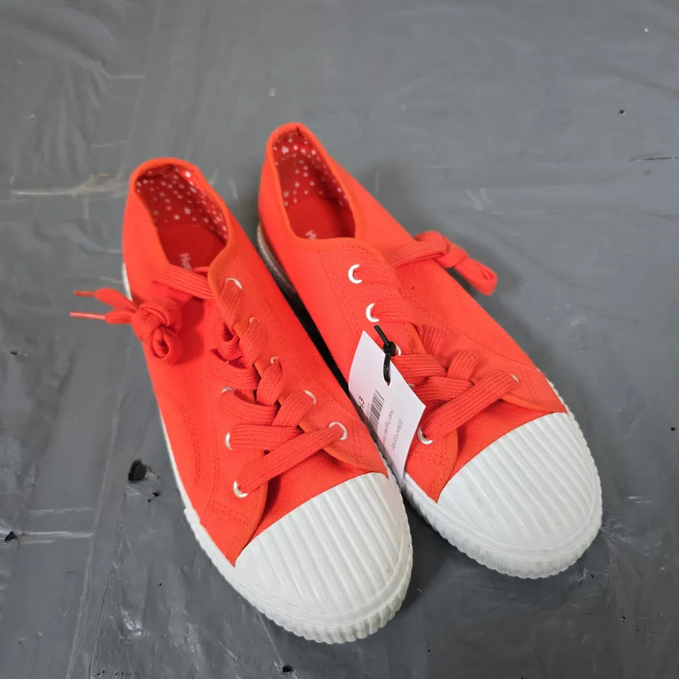 HUSH PUPPIES LACE UP SHOES IN ORANGE - 6