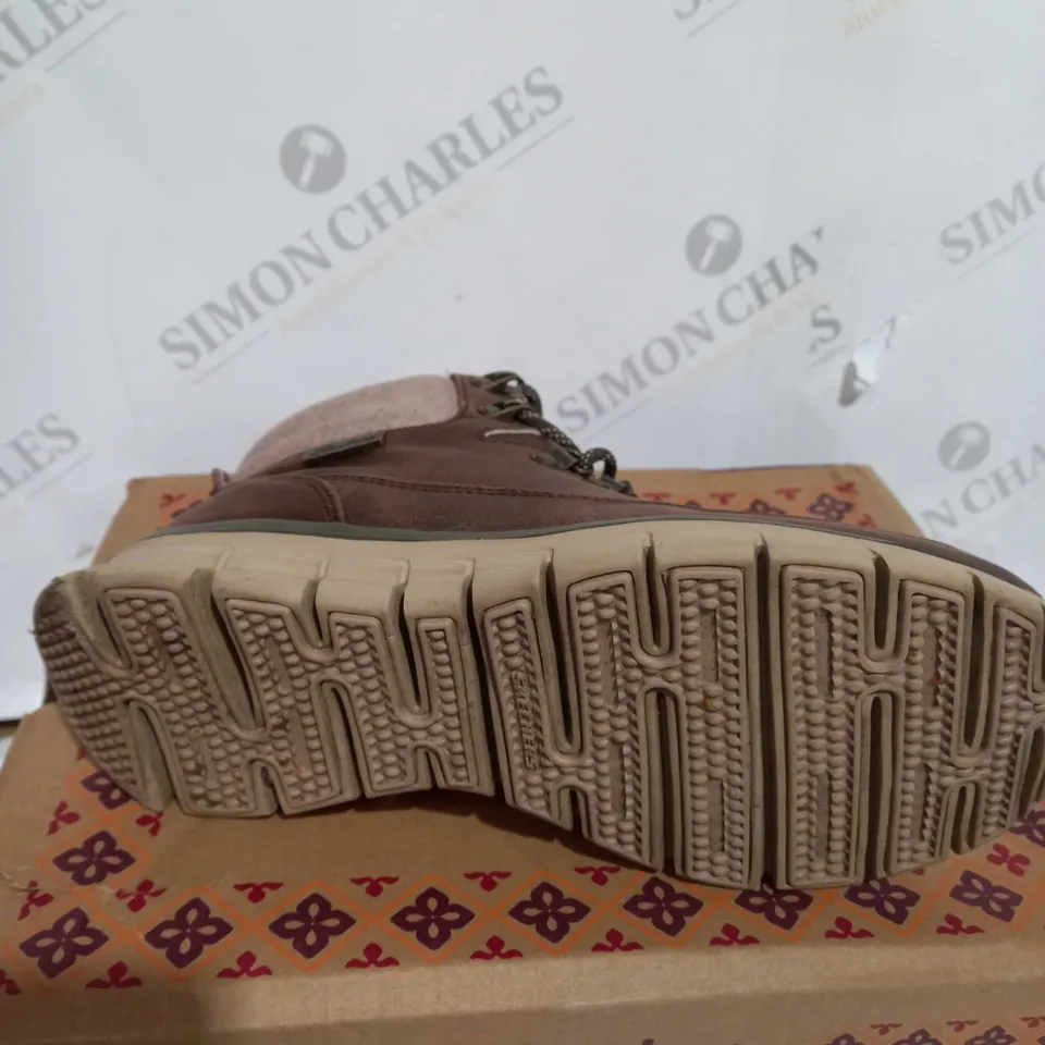 BOXED SKECHERS SYNERGY WARM TECH BOOTS, BROWN - SIZE 4