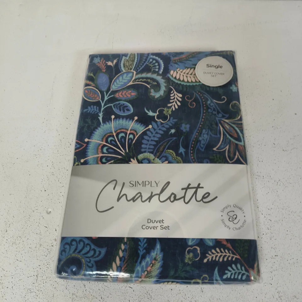 BOX OF APPROXIMATELY 15 ASSORTED ITEMS TO INCLUDE: SIMPLY CHARLOTTE SINGLE DUVET COVER