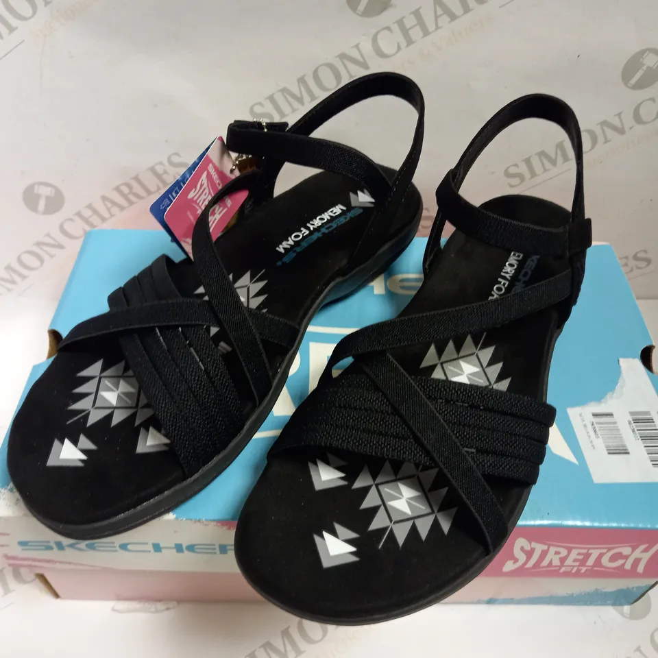 BOXED SKECHERS REGGAE SLIM FIT SANDAL - BLACK SIZE 7