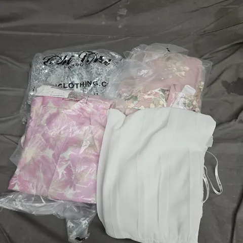 APPROXIMATELY 20 ASSORTED CLOTHING ITEMS IN VARIOUS STYLES AND SIZES 