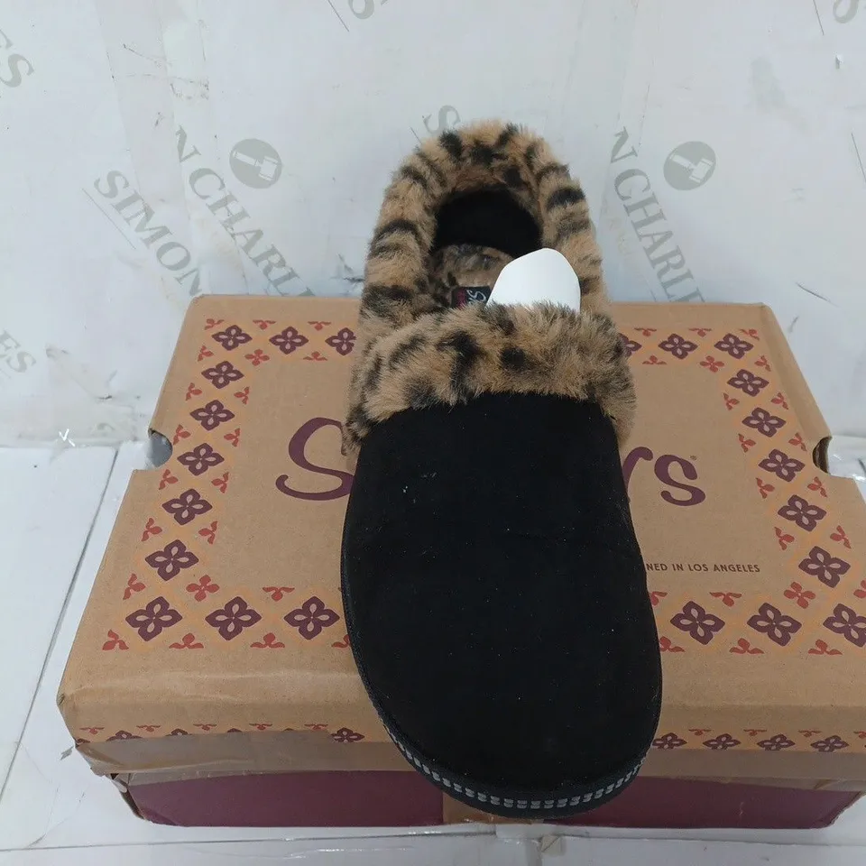 BOXED PAIR OF SKECHERS COZY CAMPFIRE FRISKY GAL LEOPARD FUR LINED SLIPPERS IN BLACK SIZE 8