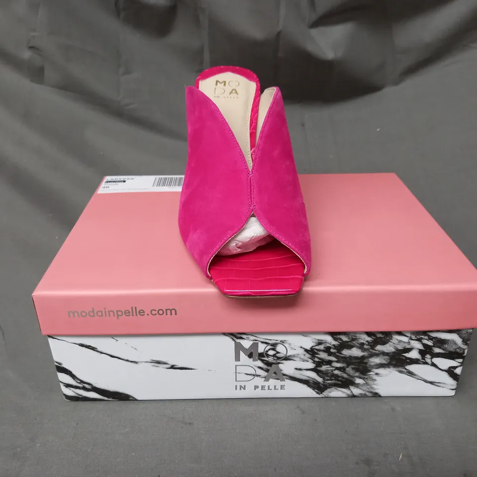 BOXED PAIR OF MODA IN PELLE LARYSSA MULES IN PINK SIZE 7