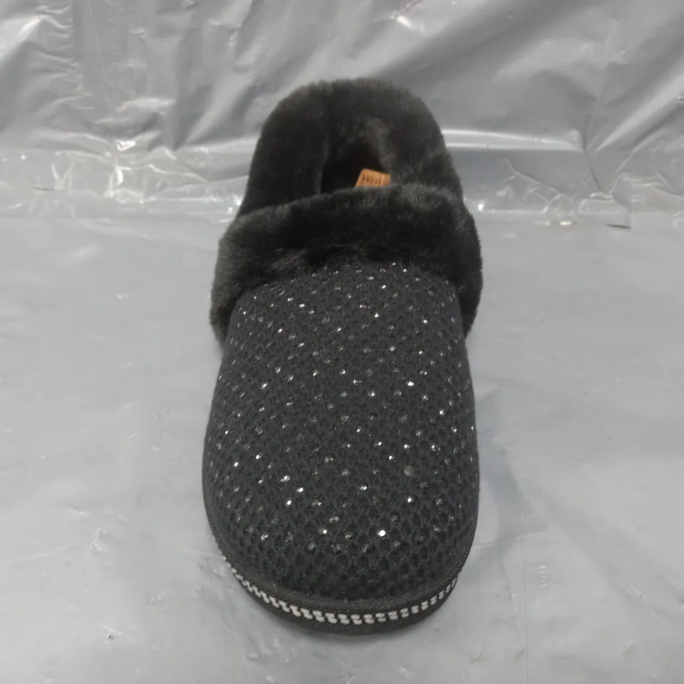 BOXED PAIR OF SKECHERS COZY SLIPPERS IN BLACK SIZE 6.5