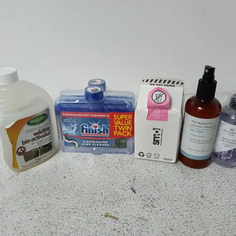 APPROXIMATELY 18 ASSORTED HOUSEHOLD LIQUID PRODUCTS TO INCLUDE SMOL WASHING UP LIQUID, BLAGDON WILDLIFE BIO-ACTIVATOR, FINISH DISHWASHER DEEP CLEANER, ETC - COLLECTION ONLY