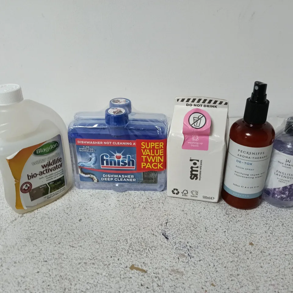 APPROXIMATELY 18 ASSORTED HOUSEHOLD LIQUID PRODUCTS TO INCLUDE SMOL WASHING UP LIQUID, BLAGDON WILDLIFE BIO-ACTIVATOR, FINISH DISHWASHER DEEP CLEANER, ETC - COLLECTION ONLY