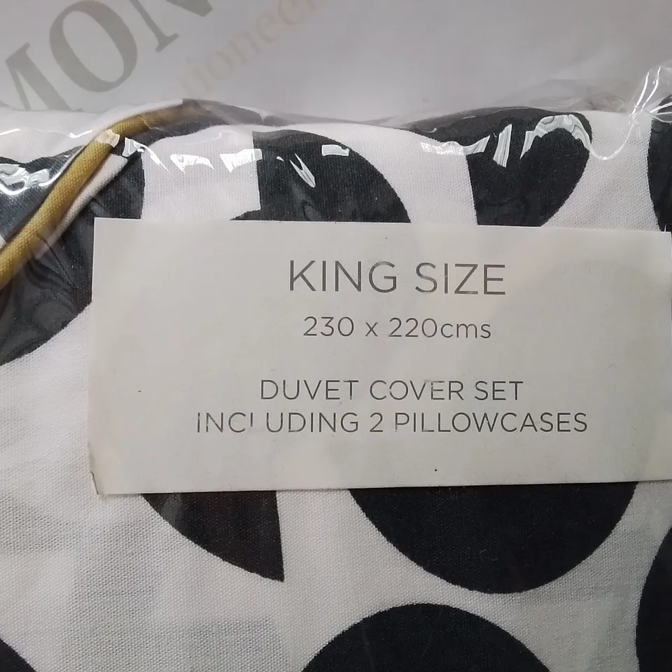 BRAND NEW APPLETREE KINGSIZE  DUVET COVER SET -BLACK/WHITE-