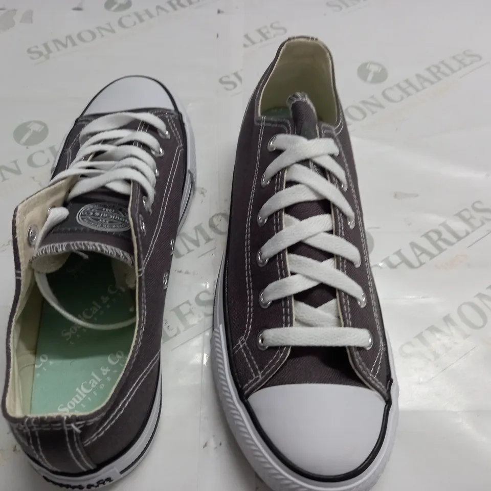 PAIR OF SOULCAL CANVAS LOW TRAINERS IN CHARCOAL - UK 5